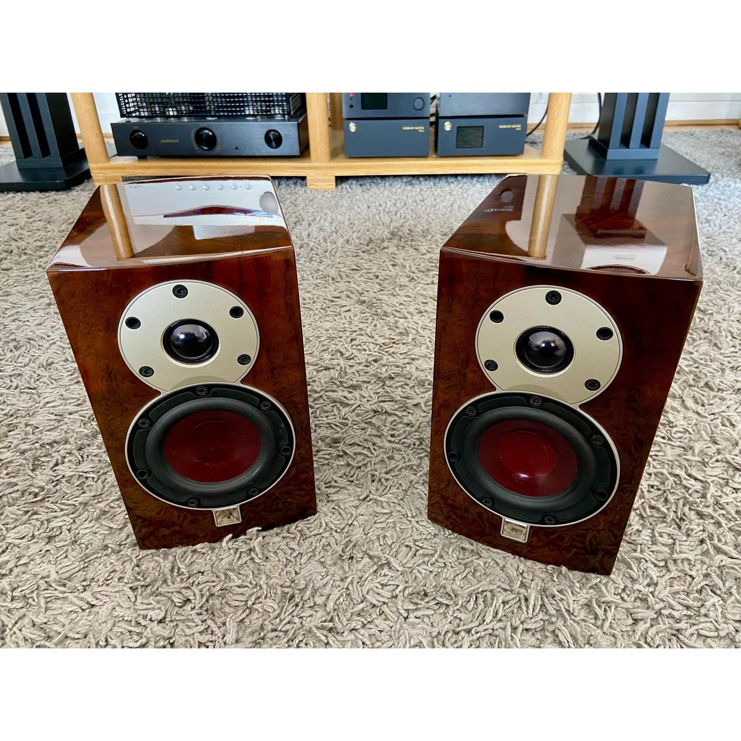DALI Menuet SE bookshelf Speaker in stunning gloss walnut. TRADE IN-NEAR MINT.