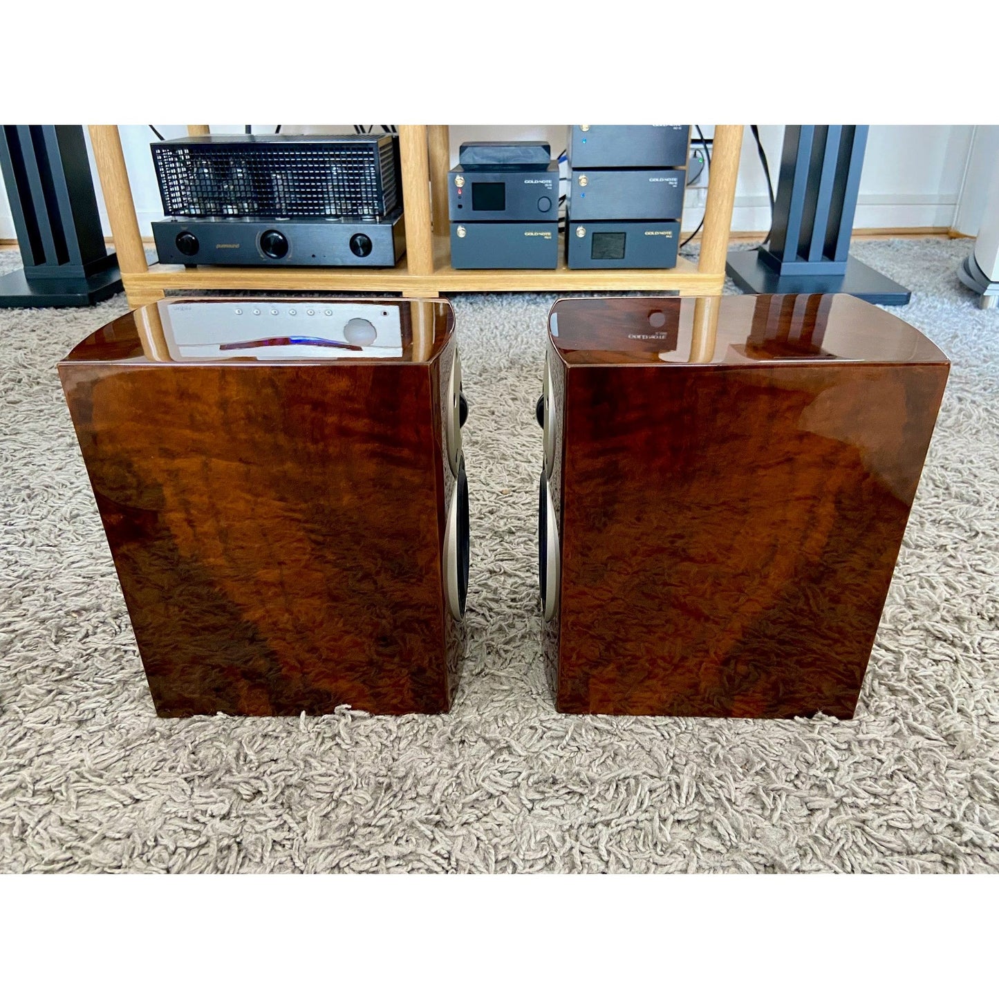 DALI Menuet SE bookshelf Speaker in stunning gloss walnut. TRADE IN-NEAR MINT.