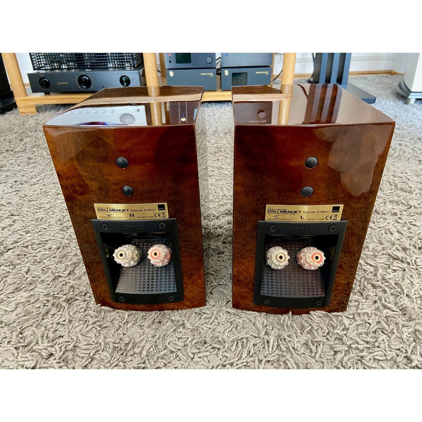 DALI Menuet SE bookshelf Speaker in stunning gloss walnut. TRADE IN-NEAR MINT.