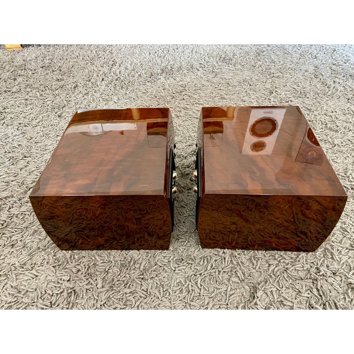DALI Menuet SE bookshelf Speaker in stunning gloss walnut. TRADE IN-NEAR MINT.