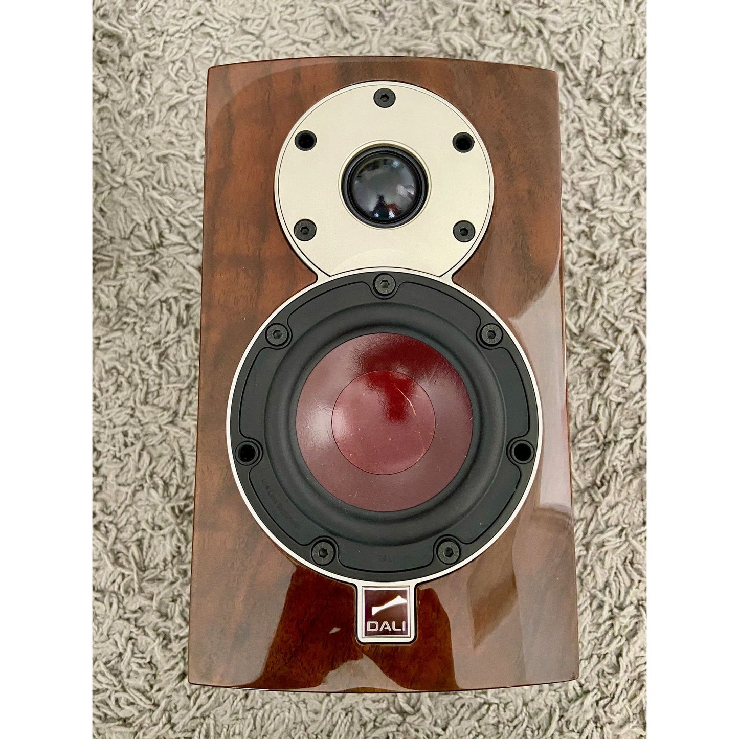 DALI Menuet SE bookshelf Speaker in stunning gloss walnut. TRADE IN-NEAR MINT.