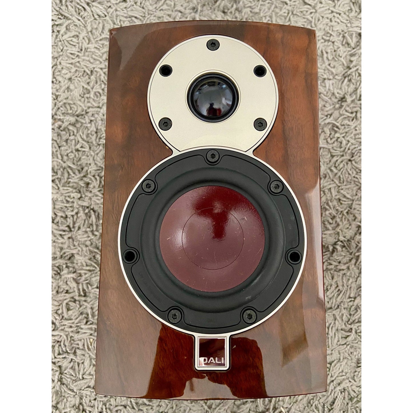DALI Menuet SE bookshelf Speaker in stunning gloss walnut. TRADE IN-NEAR MINT.