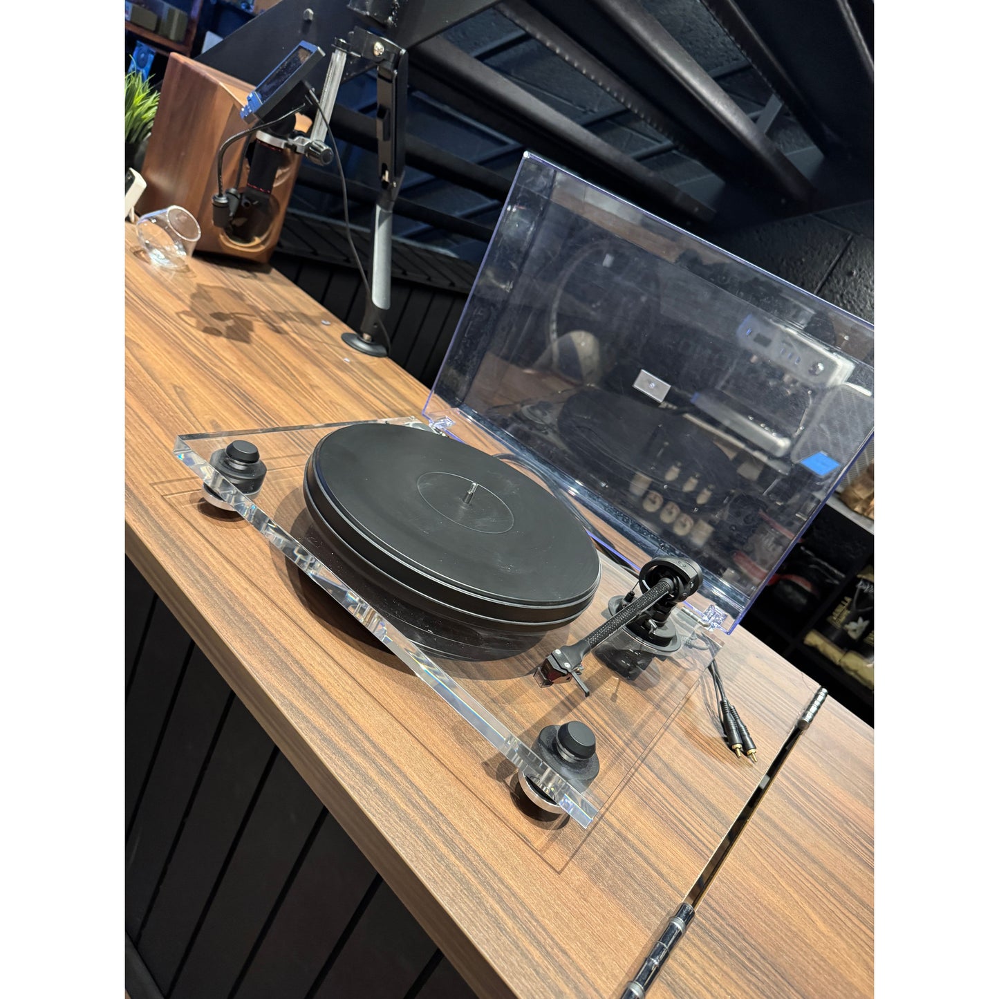 Pro-Ject 2 Xperience Acrylic Turntable (USED)
