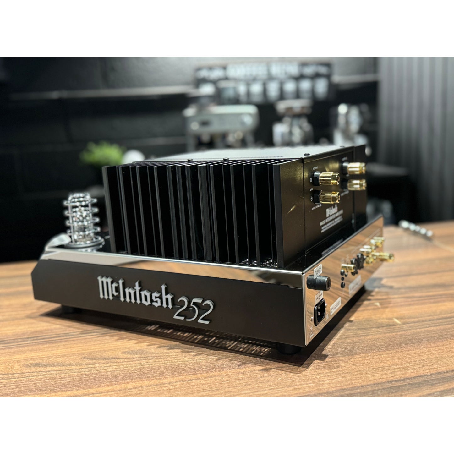 McIntosh MA252 Hybrid Valve Amplifier (USED)
