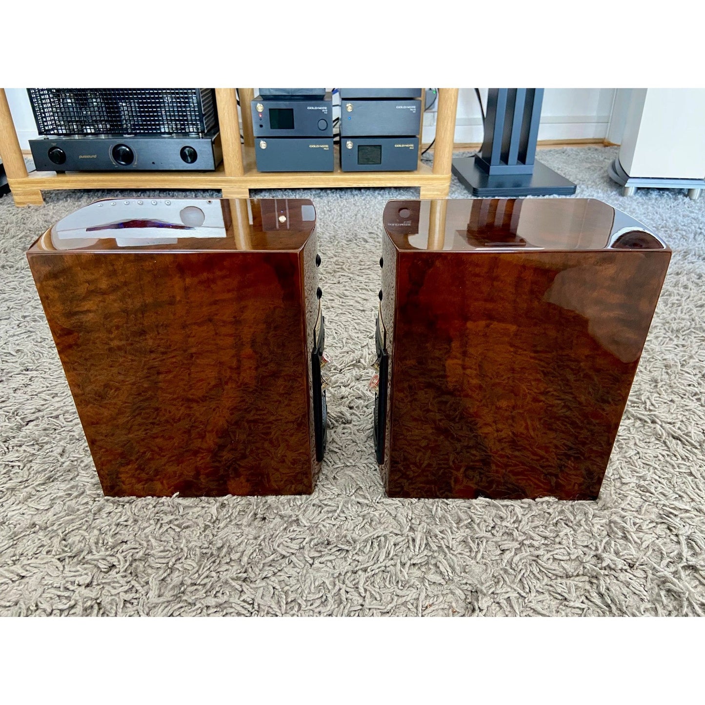 DALI Menuet SE bookshelf Speaker in stunning gloss walnut. TRADE IN-NEAR MINT.